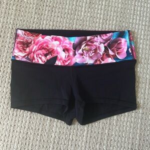Lululemon reversible 2.5” inseam size 4 tight-fit bike shorts